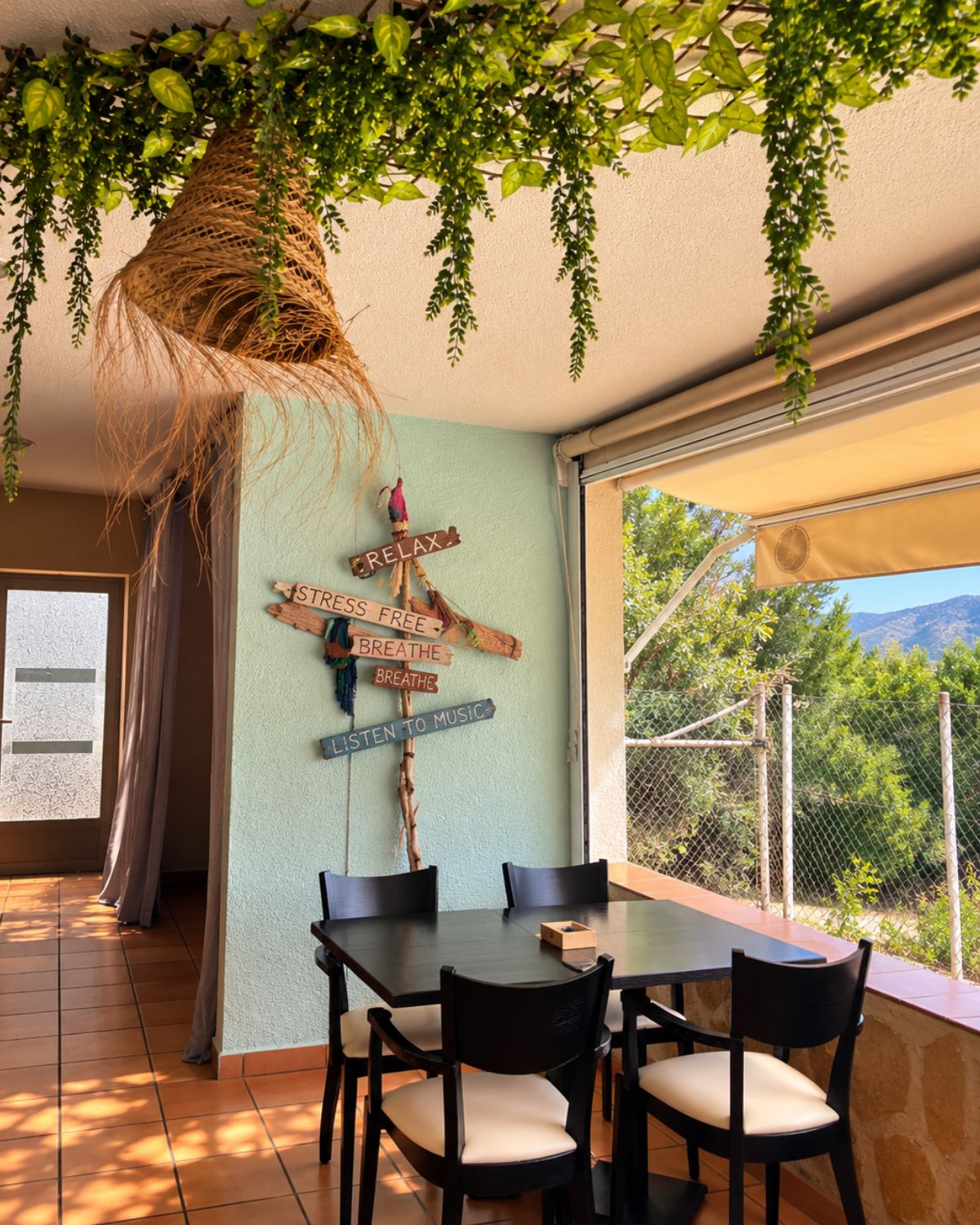 Rincón chill out con mesas y plantas en el restaurante, Pool Bar restaurante en Benidoleig, Marina Alta