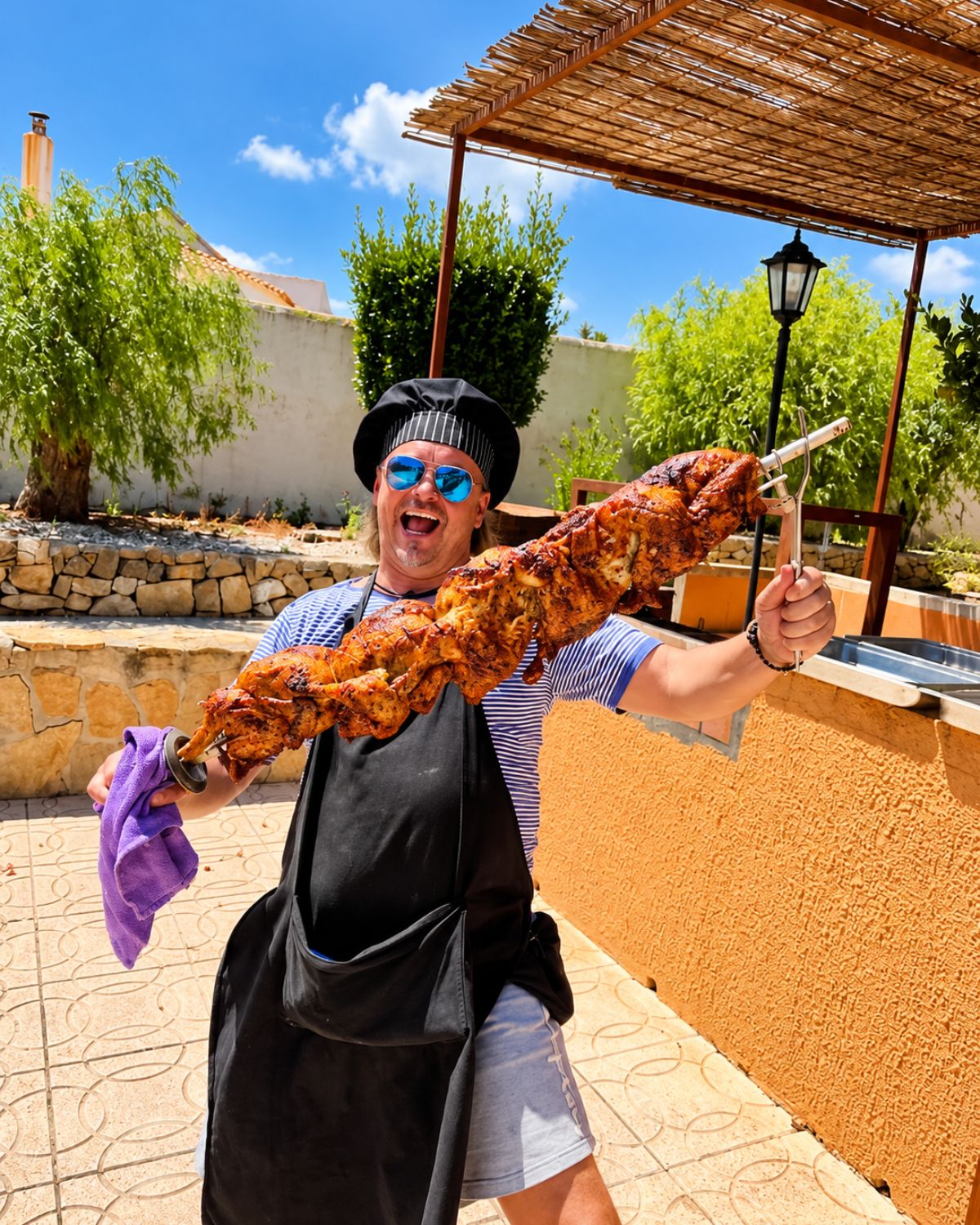 Pollo asado servido al aire libre en la terraza, Pool Bar restaurante en Benidoleig, Marina Alta