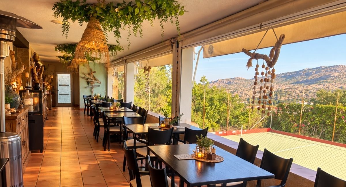 Mesas en la terraza con vistas al paisaje mediterráneo, Pool Bar restaurante en Benidoleig, Marina Alta
