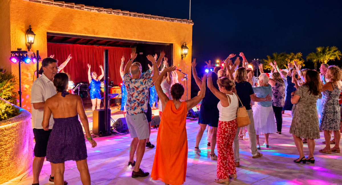 Gente bailando frente al escenario de Pool Bar en una noche de música en vivo de verano